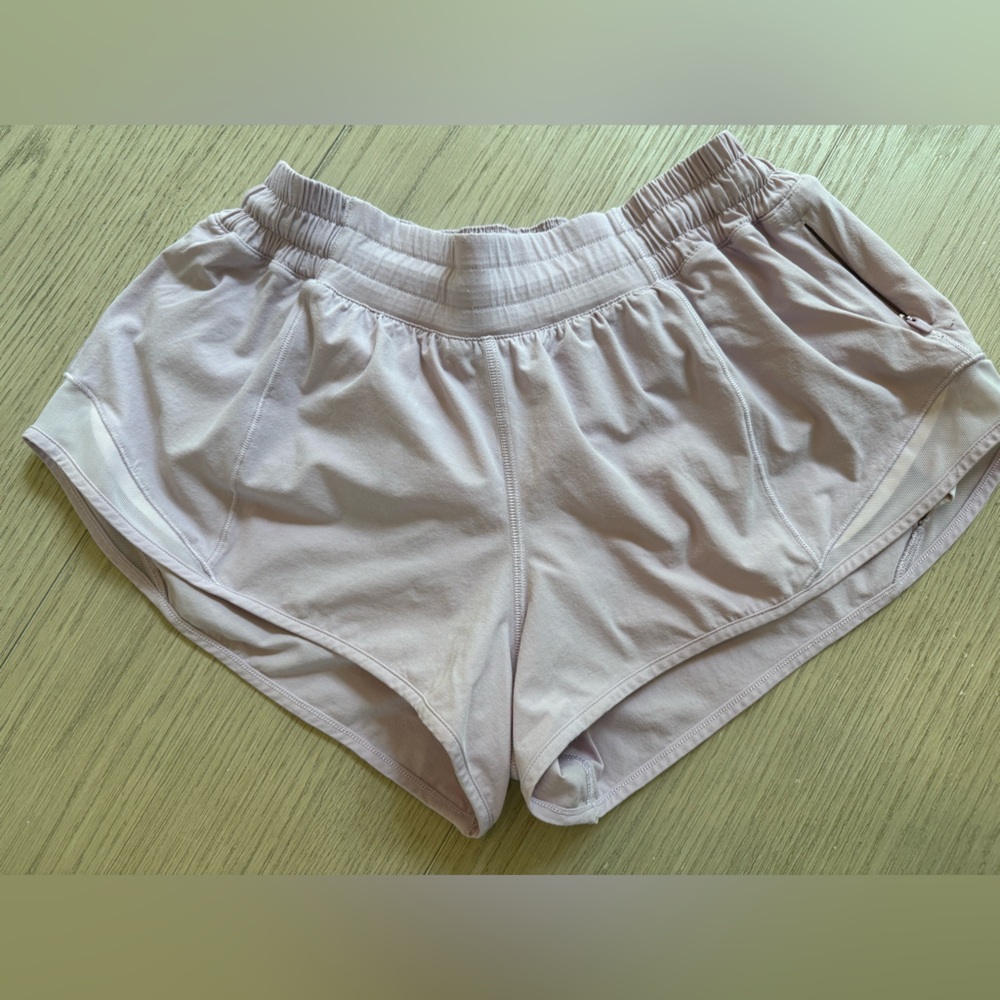 Lululemon 2.5 low rise hotty hot pale Pink Shorts size 8 - Picture 1 of 4